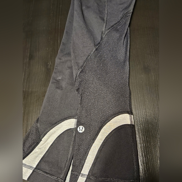 Lululemmon Run Inspire Crop II Black And Paris Pink leggings - Picture 4 of 10